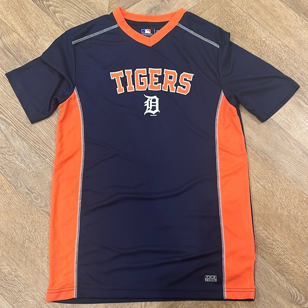 Women’s medium Detroit tigers shirt